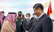 시진핑 사우디서 ‘존재감’…美 “중동 정책엔 변화없다”