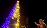 [영상] “크리스마스까지 빼앗지 못할 것”…우크라 수도 곳곳에 불 밝힌 트리 [나우,어스]