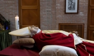교황 제의 입은 베네딕토 16세 사진 공개…‘교황 상징’ 팔리움은 없어