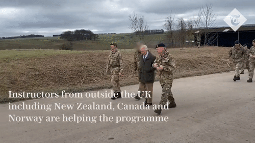 [영상] 74세의 英 찰스3세 국왕, 군대 훈련 받는 우크라이나인 격려