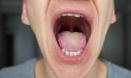 “입에 들어온 혀 물어뜯었다”…프랑스女, 괴한 혀 경찰에 제출