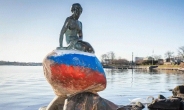 덴마크 인어공주 동상에 ‘러시아 국기’ 페인트 테러