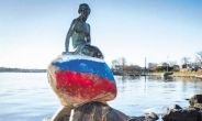 덴마크 인어공주 동상에 ‘러 국기’ 페인트 테러