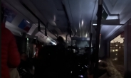 [영상] 英 깜깜한 지하철서 4시간동안 갇힌 승객들...철로 걸어 탈출 [나우,어스]