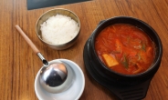 이건 진짜 미쳤다…“김치찌개가 1만원?” 월급만 제자리