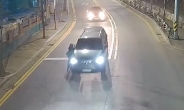 [영상] “떨어지세요” 사람 매달고 튄 음주운전車 1시간 쫓은 ‘시민 영웅’