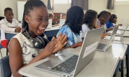 신세계아이앤씨, 아프리카 세네갈에 노트북 등 IT 교육 기기 지원
