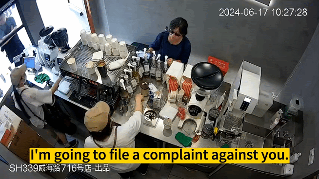 [영상]“고발할 테면 해봐라”…손님이 직원에게 커피가루 ‘봉변’ 당한 사연