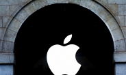 “아이폰 조립 공정 자동화 밀고가는 애플…인력 절반 감축 추진”