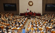 딥페이크처벌·육아휴직확대·법관경력축소…여야, 민생법안 77건 합의처리 [이런정치]