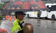 위안부 소녀상에 우산 씌워주는 경찰관