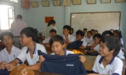 <생생코스피> 한세실업, 베트남 청소년들에게 의류 500벌 전달