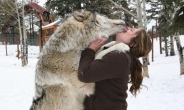 격한 늑대의 키스…“정체성 혼란, 자기가 개인 줄 아나?”