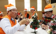 <포토뉴스>‘오렌지 산타’ 된 방한홍 한화케미칼 사장