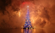 세계 최대 수상 트리, 310만개 전등이 켜지며…‘빛의 크리스마스’