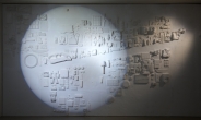 페트 포장지로 만든 흰 벽…물질 만능주의 사회의 ‘무덤’