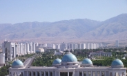 ‘하얀 나라’ 건설중인 투르크메니스탄 … “검정 차량 안된다”