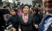 잉락 전 태국 총리 부정부패 혐의로 기소