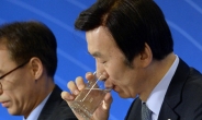 [헤럴드포토] 물 먹는 윤병세 외교부 장관