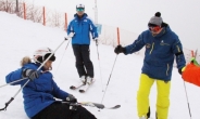 60대 한국스키 개척자들의 아름다운 재능기부…아이들 가르치고 스키장 순찰 돌고
