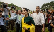 아웅산 수치, 미얀마 장관 된다