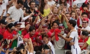 [리우올림픽]한국 대 멕시코전 응원단 속 이천수, 손흥민 향해 ‘아재 웃음’