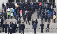 “참석자가 적어 취소”…단체사진 촬영도 못한 20대 정기국회