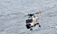해군 “추락 링스헬기 문짝, 헬멧 발견”