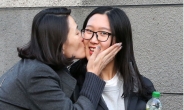 [2017 수능] [포토뉴스] “받아라! 대박의 키스”…가족ㆍ재학생 열띤 응원