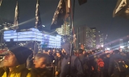 [계속되는 ‘평화 촛불’]평화로 증명해 낸 야간 청와대 200m 앞 행진