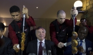 ‘썩은 고기 수출 스캔들’…브라질 대통령, 스테이크 시식으로 진화