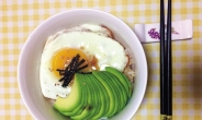 [“혼자라서 맛있다”…‘혼밥남녀’의 푸드톡 ③] 플렉시테리안 직장인 최지연 씨의  ‘아보카도 계란간장밥’