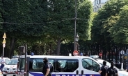 파리 샹제리제 번화가, 승용차 경찰차 돌진…“폭발물 실렸다”