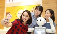 [포토뉴스] 휴머노이드 로봇 ‘페퍼’, “우리 같이 셀카 찍어요”
