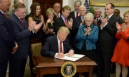 트럼프, 결국 ‘1호공약’ 밀어붙였다…오바마케어 폐지 행정명령 서명