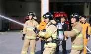 [포토뉴스]화재 진압 훈련 하는 재난안전본부장