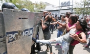 “공권력 못 믿어!”…주민들 유치장 습격, 절도 용의자 즉결심판