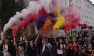 [포토뉴스] 폴란드 ‘공권력 남용반대’ 불꽃연기 시위