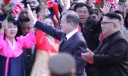 文 대통령, 북한 주민 열렬한 환호에 악수로 화답
