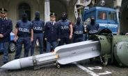 “창고서 미사일이”…이탈리아 네오나치 근거지서 발견된 무기들