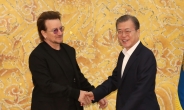 文대통령, U2 보컬 보노 만나 “음악 매개로 평화·인권 활동에 경의”