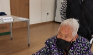 116세 할머니도,휠체어 탄 시민도…코로나에도 식지 않은 투표열기
