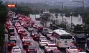 [헤럴드pic] 한강 수위 높아져 도로 통제…정체중인 차량들