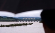 [헤럴드pic] 군남댐을 보는 주민