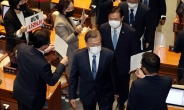 [헤럴드pic] 항의 피켓을 바라보는 문재인 대통령