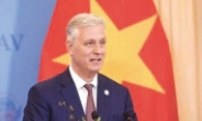 “관세 피하려면 美제품 더 사라”…백악관 안보보좌관, 베트남 압박