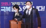 [헤럴드pic] 자리에 앉는 김태년 더불어민주당 원내대표