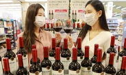 “송년회 대신 홈파티”…유통업계 ‘와인 대전’ 재점화[언박싱]