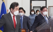 [헤럴드pic] 회의실로 들어오는 더불어민주당 이낙연 대표와 김태년 원내대표