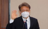[헤럴드pic] 선서하는 권칠승 중소벤처기업부 장관 후보자
